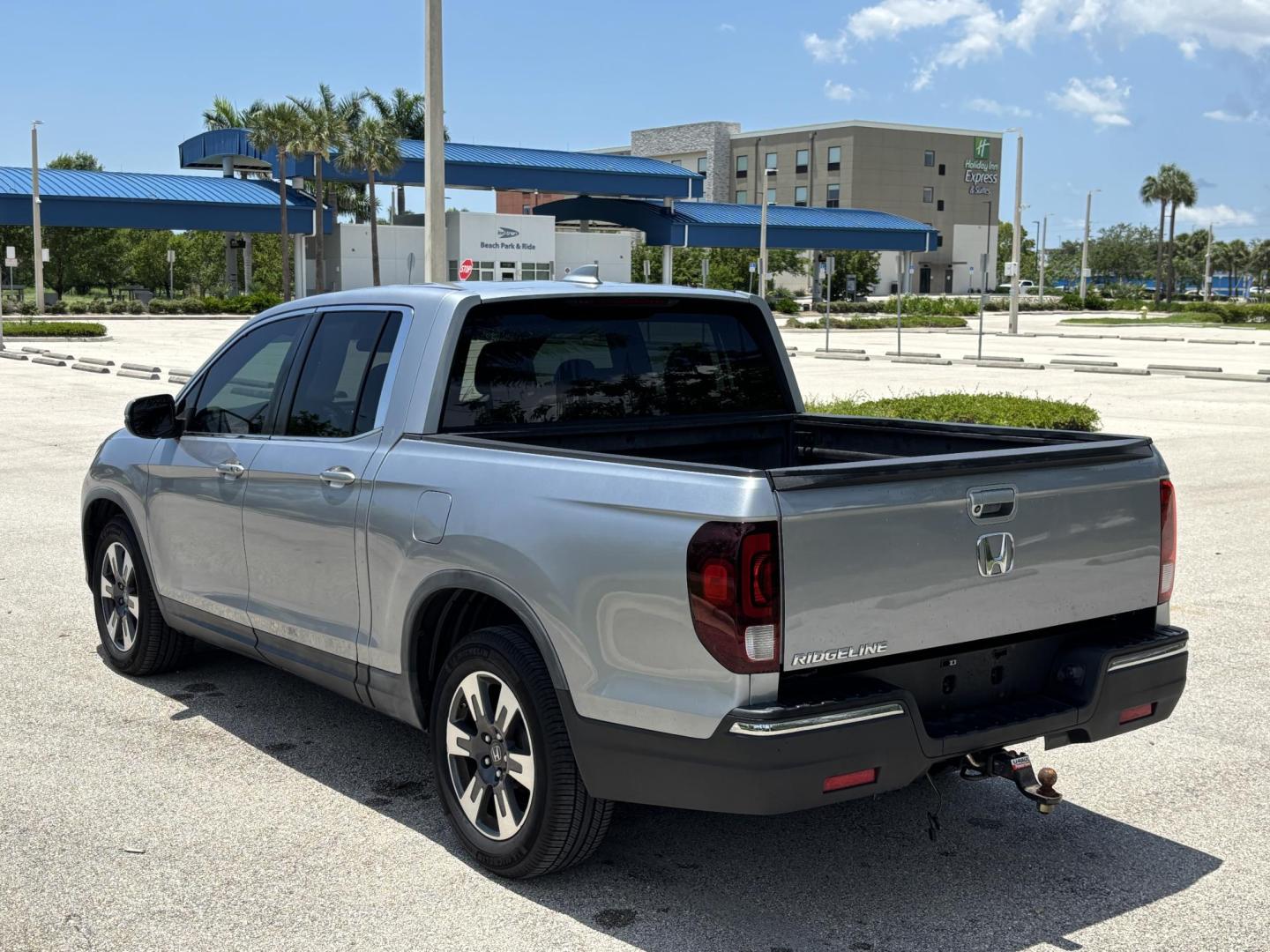 2018 GRAY /BLACK Honda Ridgeline RTL (5FPYK2F58JB) with an 3.5L V6 SOHC 24V engine, 6A transmission, located at 11170 Summerlin Square Dr., Fort Myers Beach, FL, 33931, (239) 999-7777, 26.493546, -81.941628 - Photo#4