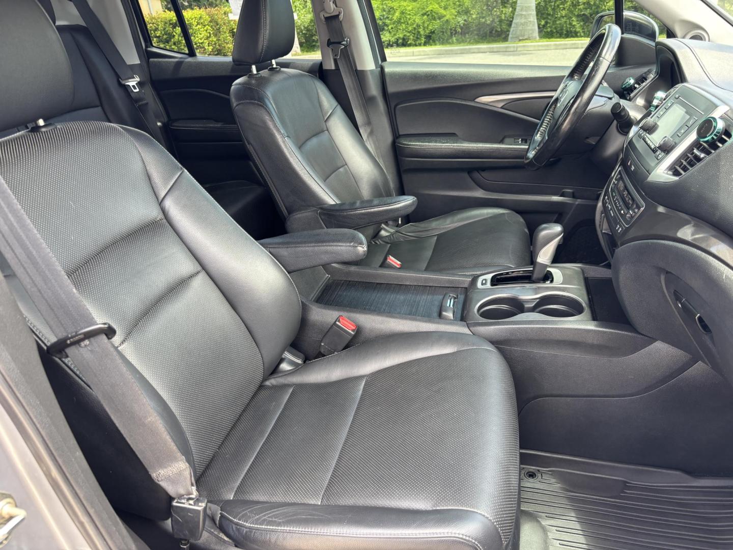2018 GRAY /BLACK Honda Ridgeline RTL (5FPYK2F58JB) with an 3.5L V6 SOHC 24V engine, 6A transmission, located at 11170 Summerlin Square Dr., Fort Myers Beach, FL, 33931, (239) 999-7777, 26.493546, -81.941628 - Photo#16