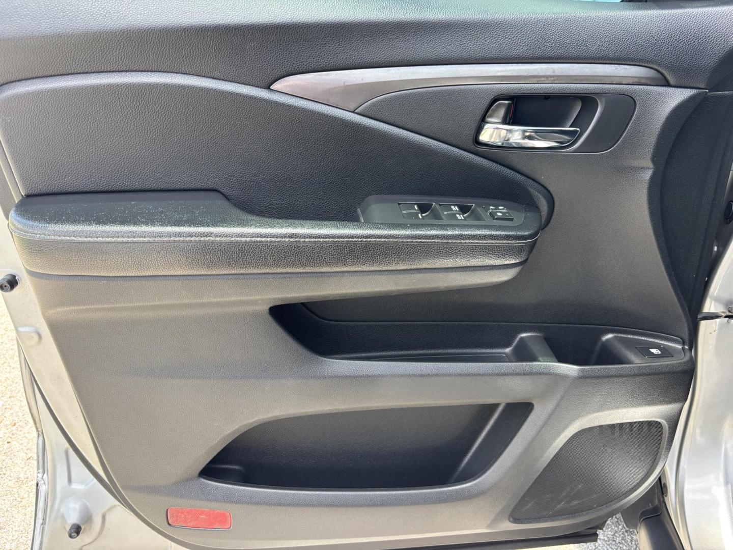 2018 GRAY /BLACK Honda Ridgeline RTL (5FPYK2F58JB) with an 3.5L V6 SOHC 24V engine, 6A transmission, located at 11170 Summerlin Square Dr., Fort Myers Beach, FL, 33931, (239) 999-7777, 26.493546, -81.941628 - Photo#32