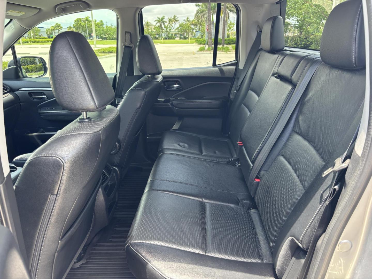 2018 GRAY /BLACK Honda Ridgeline RTL (5FPYK2F58JB) with an 3.5L V6 SOHC 24V engine, 6A transmission, located at 11170 Summerlin Square Dr., Fort Myers Beach, FL, 33931, (239) 999-7777, 26.493546, -81.941628 - Photo#20