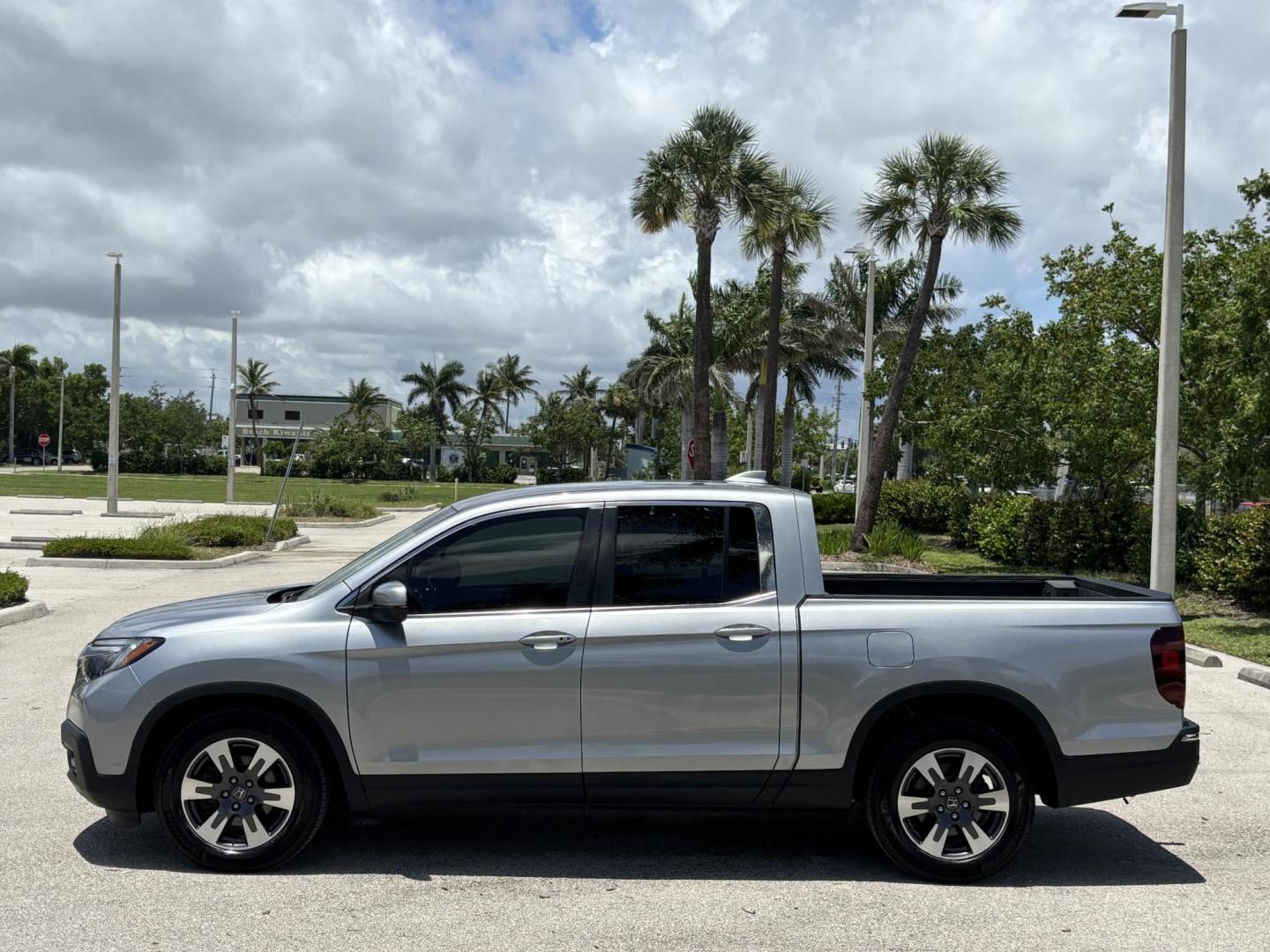 2018 GRAY /BLACK Honda Ridgeline RTL (5FPYK2F58JB) with an 3.5L V6 SOHC 24V engine, 6A transmission, located at 11170 Summerlin Square Dr., Fort Myers Beach, FL, 33931, (239) 999-7777, 26.493546, -81.941628 - Photo#7