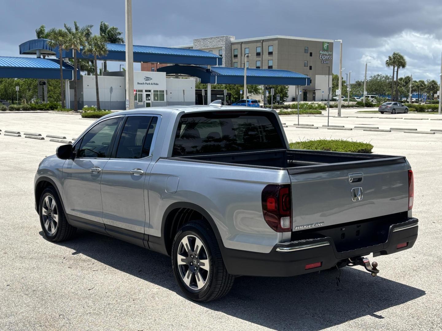 2018 GRAY /BLACK Honda Ridgeline RTL (5FPYK2F58JB) with an 3.5L V6 SOHC 24V engine, 6A transmission, located at 11170 Summerlin Square Dr., Fort Myers Beach, FL, 33931, (239) 999-7777, 26.493546, -81.941628 - Photo#4