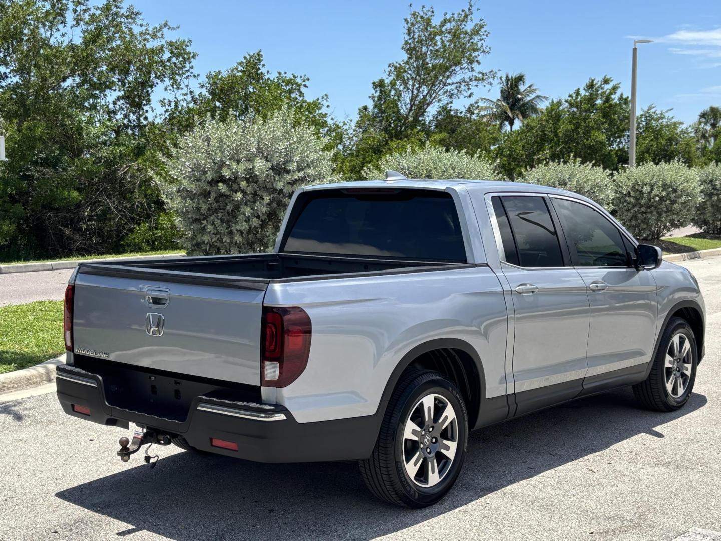 2018 GRAY /BLACK Honda Ridgeline RTL (5FPYK2F58JB) with an 3.5L V6 SOHC 24V engine, 6A transmission, located at 11170 Summerlin Square Dr., Fort Myers Beach, FL, 33931, (239) 999-7777, 26.493546, -81.941628 - Photo#6