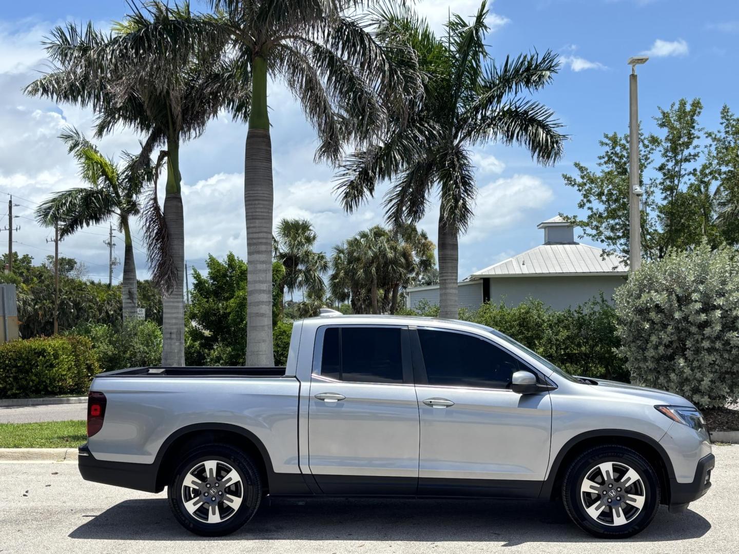 2018 GRAY /BLACK Honda Ridgeline RTL (5FPYK2F58JB) with an 3.5L V6 SOHC 24V engine, 6A transmission, located at 11170 Summerlin Square Dr., Fort Myers Beach, FL, 33931, (239) 999-7777, 26.493546, -81.941628 - Photo#3