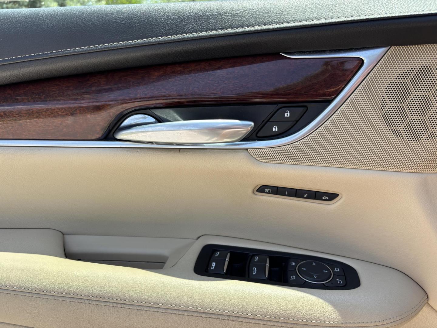 2018 GRAY /TAN Cadillac XT5 Luxury (1GYKNCRS5JZ) with an 3.6L V6 DOHC 24V engine, 8A transmission, located at 11170 Summerlin Square Dr., Fort Myers Beach, FL, 33931, (239) 999-7777, 26.493546, -81.941628 - Photo#13