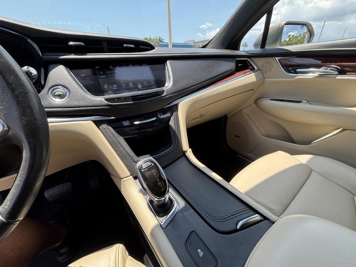 2018 GRAY /TAN Cadillac XT5 Luxury (1GYKNCRS5JZ) with an 3.6L V6 DOHC 24V engine, 8A transmission, located at 11170 Summerlin Square Dr., Fort Myers Beach, FL, 33931, (239) 999-7777, 26.493546, -81.941628 - Photo#7