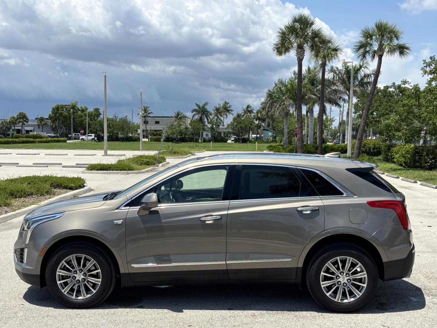 2018 GRAY /TAN Cadillac XT5 Luxury (1GYKNCRS5JZ) with an 3.6L V6 DOHC 24V engine, 8A transmission, located at 11170 Summerlin Square Dr., Fort Myers Beach, FL, 33931, (239) 999-7777, 26.493546, -81.941628 - Photo#5