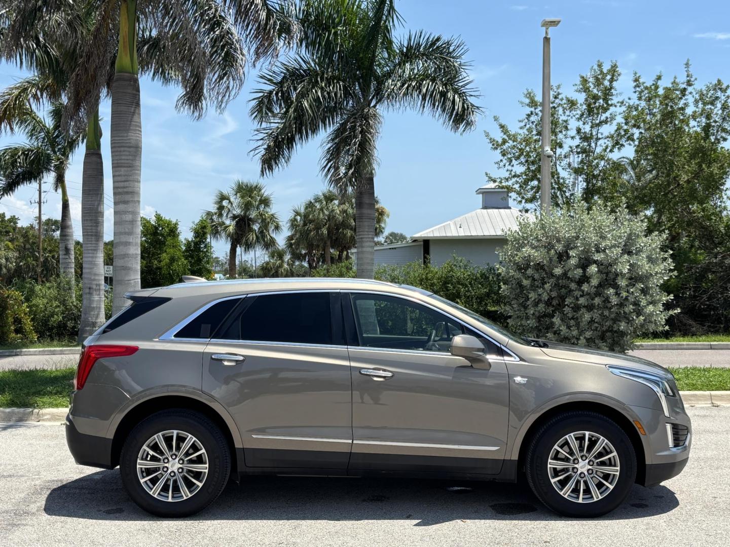 2018 GRAY /TAN Cadillac XT5 Luxury (1GYKNCRS5JZ) with an 3.6L V6 DOHC 24V engine, 8A transmission, located at 11170 Summerlin Square Dr., Fort Myers Beach, FL, 33931, (239) 999-7777, 26.493546, -81.941628 - Photo#3