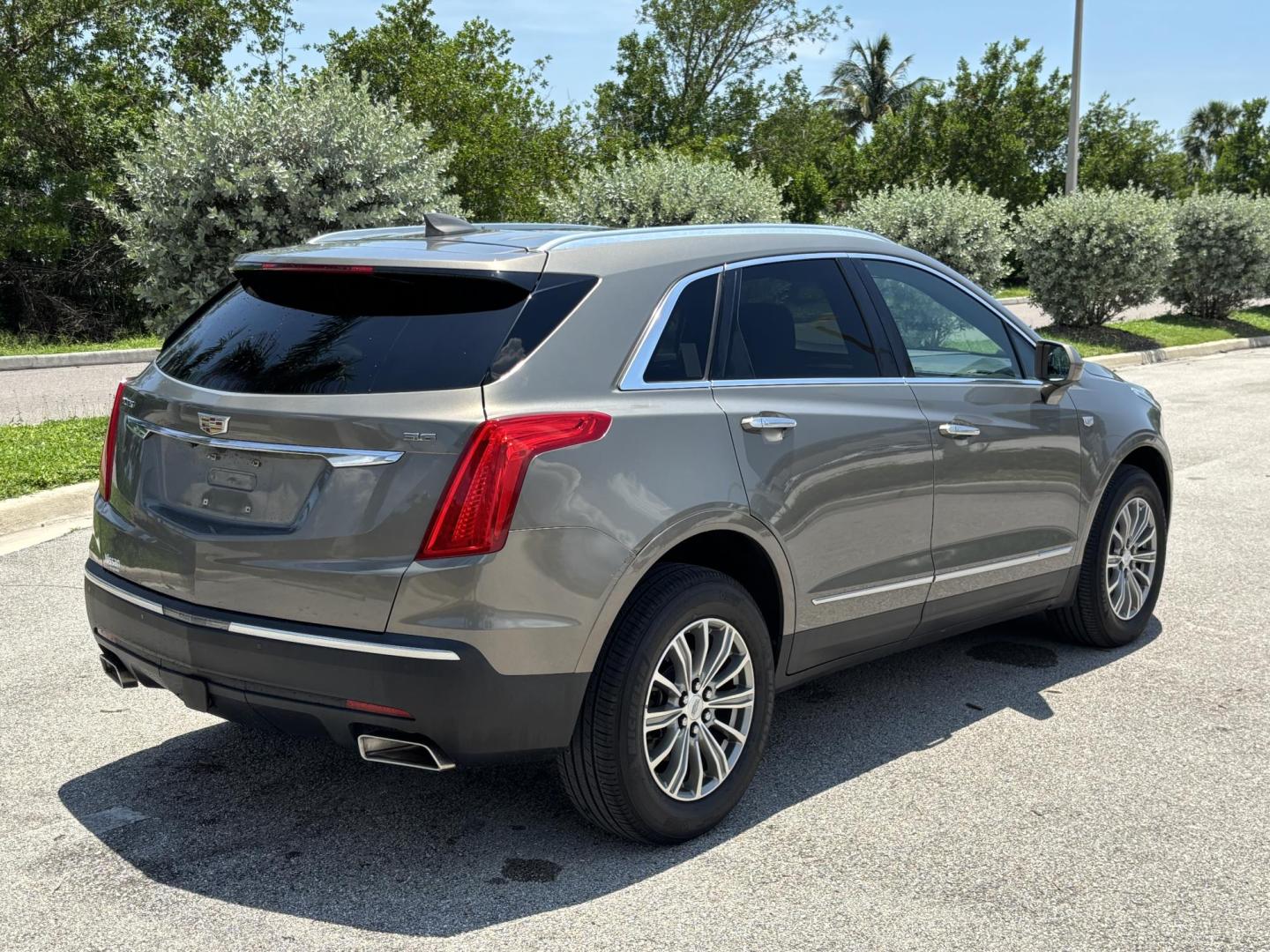 2018 GRAY /TAN Cadillac XT5 Luxury (1GYKNCRS5JZ) with an 3.6L V6 DOHC 24V engine, 8A transmission, located at 11170 Summerlin Square Dr., Fort Myers Beach, FL, 33931, (239) 999-7777, 26.493546, -81.941628 - Photo#4
