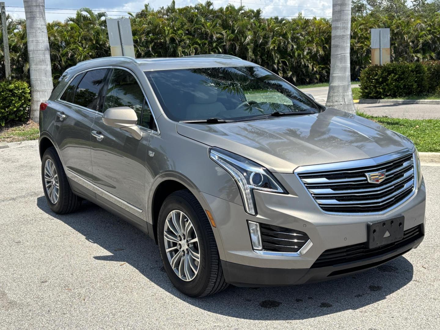 2018 GRAY /TAN Cadillac XT5 Luxury (1GYKNCRS5JZ) with an 3.6L V6 DOHC 24V engine, 8A transmission, located at 11170 Summerlin Square Dr., Fort Myers Beach, FL, 33931, (239) 999-7777, 26.493546, -81.941628 - Photo#2