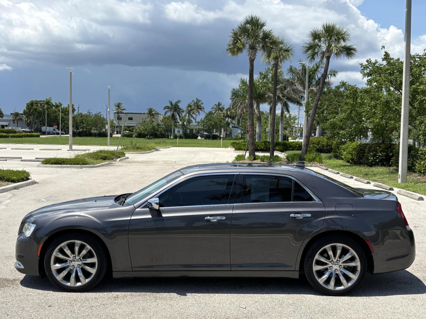 2019 GRAY Chrysler 300 Limited RWD (2C3CCAEG3KH) with an 3.6L V6 SOHC 24V engine, 8A transmission, located at 11170 Summerlin Square Dr., Fort Myers Beach, FL, 33931, (239) 999-7777, 26.493546, -81.941628 - Photo#7