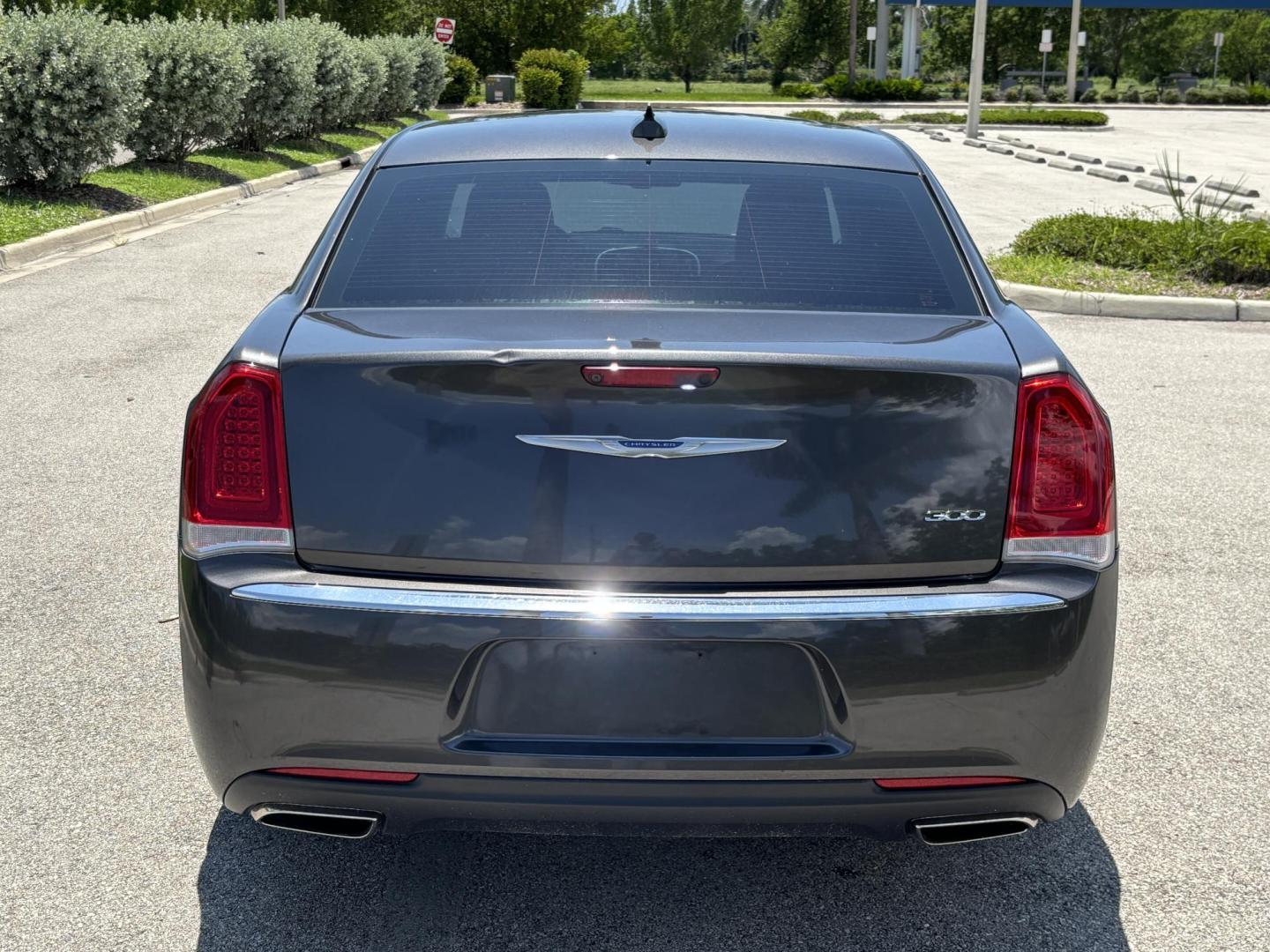 2019 GRAY Chrysler 300 Limited RWD (2C3CCAEG3KH) with an 3.6L V6 SOHC 24V engine, 8A transmission, located at 11170 Summerlin Square Dr., Fort Myers Beach, FL, 33931, (239) 999-7777, 26.493546, -81.941628 - Photo#5
