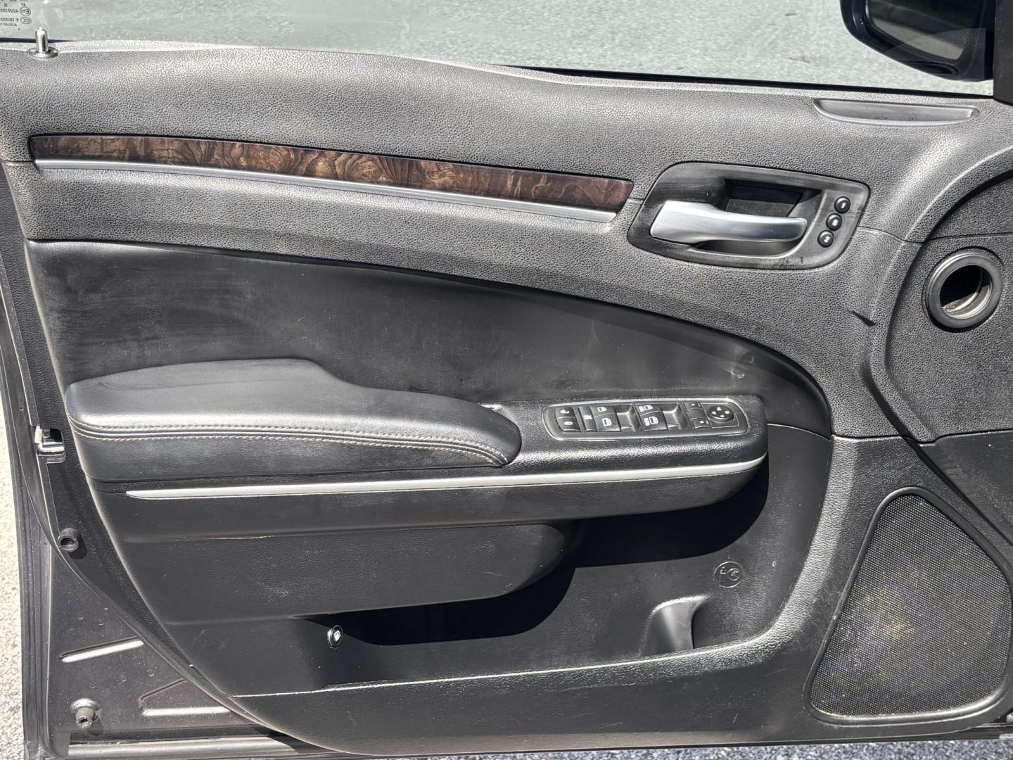 2019 GRAY Chrysler 300 Limited RWD (2C3CCAEG3KH) with an 3.6L V6 SOHC 24V engine, 8A transmission, located at 11170 Summerlin Square Dr., Fort Myers Beach, FL, 33931, (239) 999-7777, 26.493546, -81.941628 - Photo#31