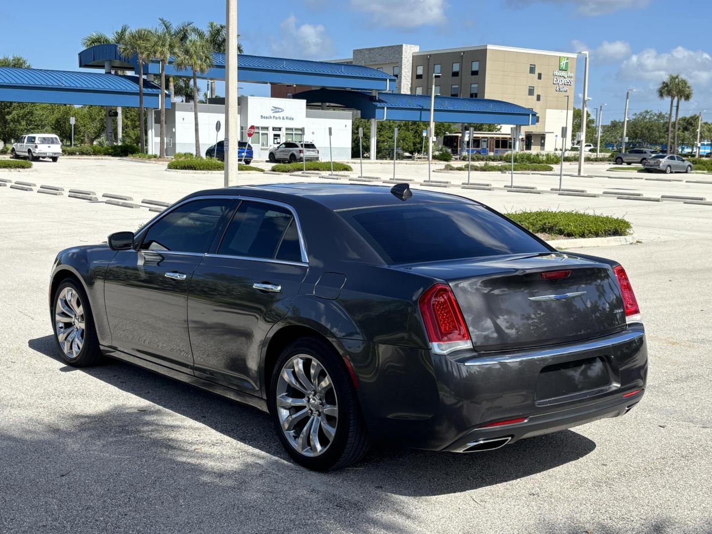 2019 GRAY Chrysler 300 Limited RWD (2C3CCAEG3KH) with an 3.6L V6 SOHC 24V engine, 8A transmission, located at 11170 Summerlin Square Dr., Fort Myers Beach, FL, 33931, (239) 999-7777, 26.493546, -81.941628 - Photo#4
