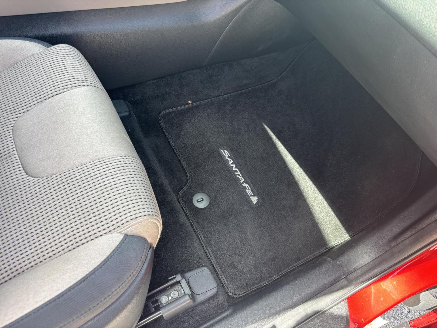 2019 RED Hyundai Santa Fe SE 2.4 (5NMS23AD9KH) with an 2.4L L4 DOHC 16V engine, 8A transmission, located at 11170 Summerlin Square Dr., Fort Myers Beach, FL, 33931, (239) 999-7777, 26.493546, -81.941628 - Photo#13
