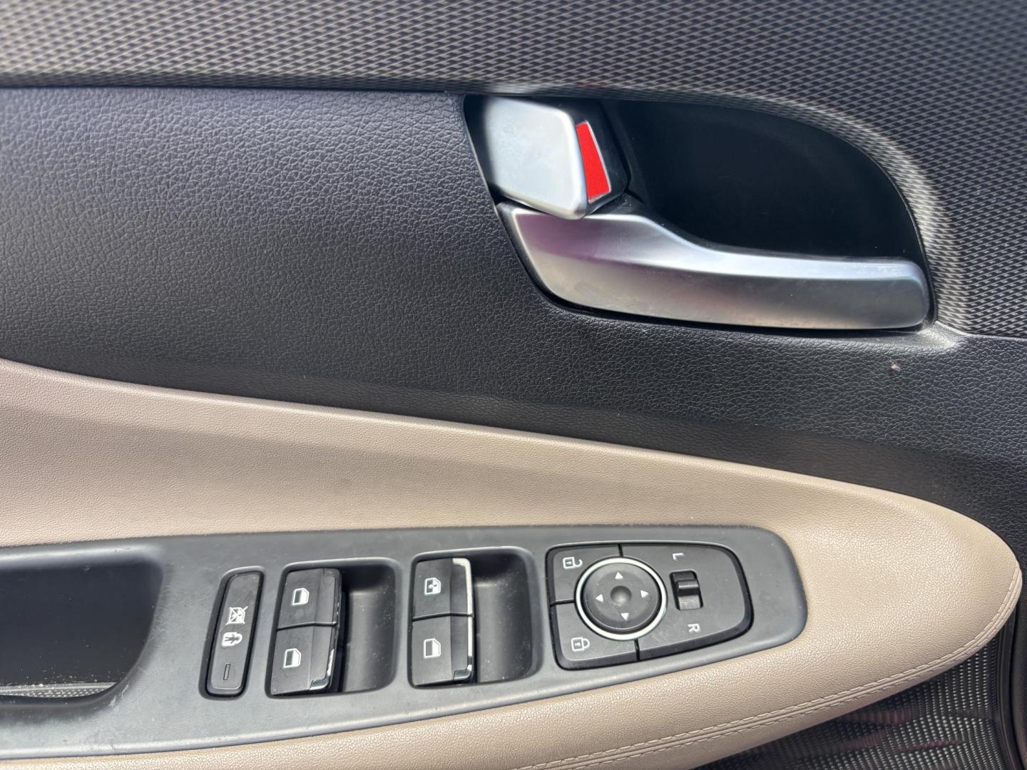 2019 RED Hyundai Santa Fe SE 2.4 (5NMS23AD9KH) with an 2.4L L4 DOHC 16V engine, 8A transmission, located at 11170 Summerlin Square Dr., Fort Myers Beach, FL, 33931, (239) 999-7777, 26.493546, -81.941628 - Photo#31