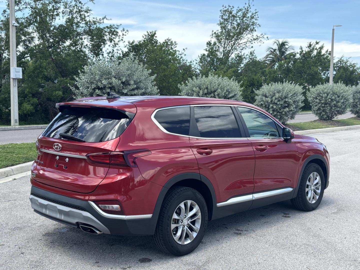 2019 RED Hyundai Santa Fe SE 2.4 (5NMS23AD9KH) with an 2.4L L4 DOHC 16V engine, 8A transmission, located at 11170 Summerlin Square Dr., Fort Myers Beach, FL, 33931, (239) 999-7777, 26.493546, -81.941628 - Photo#4