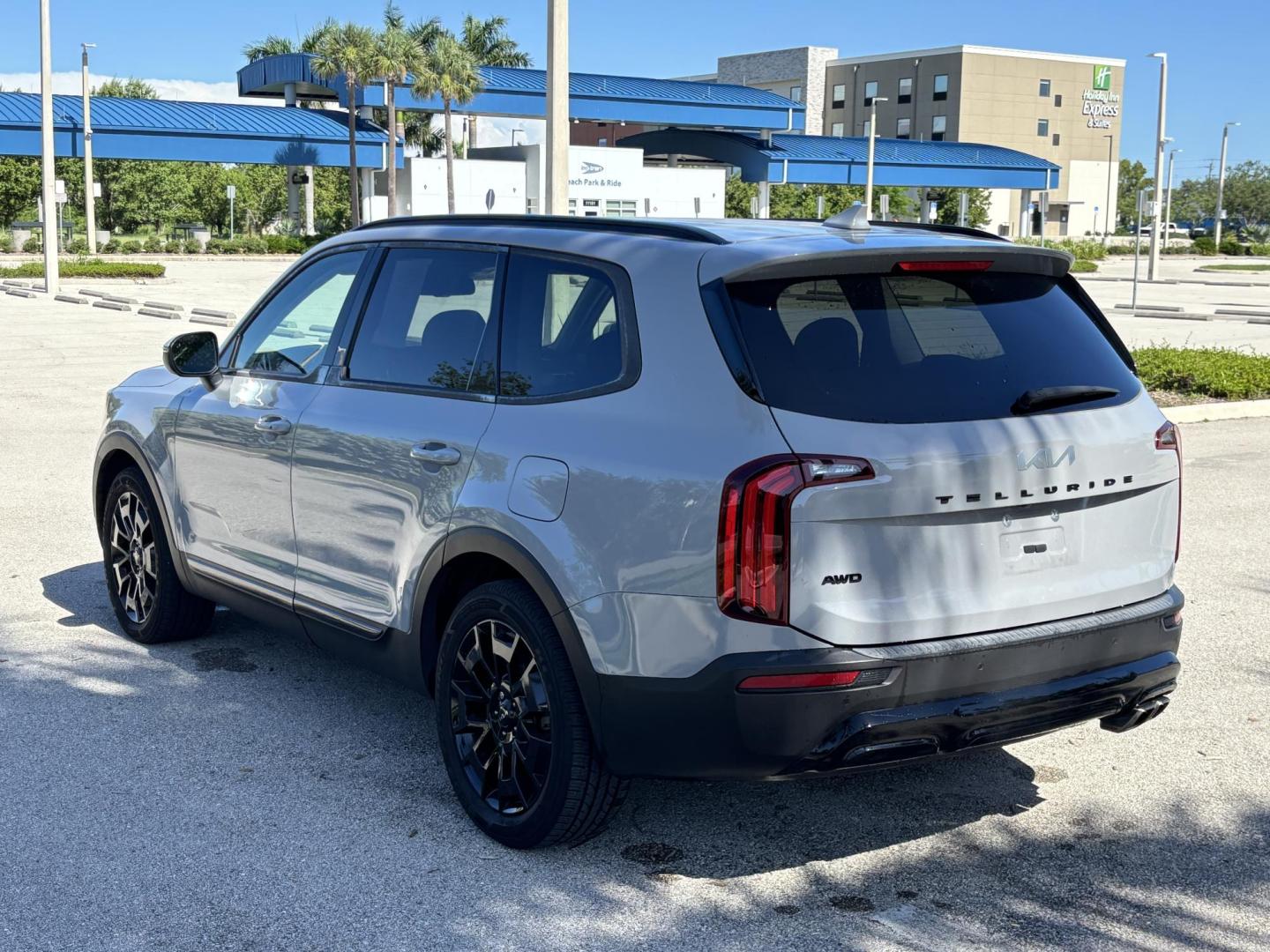 2022 GRAY /BLACK Kia Telluride EX AWD (5XYP3DHC5NG) with an 3.8L V6 DOHC 24V engine, 8A transmission, located at 11170 Summerlin Square Dr., Fort Myers Beach, FL, 33931, (239) 999-7777, 26.493546, -81.941628 - Carfax 1 Owner - Photo#4