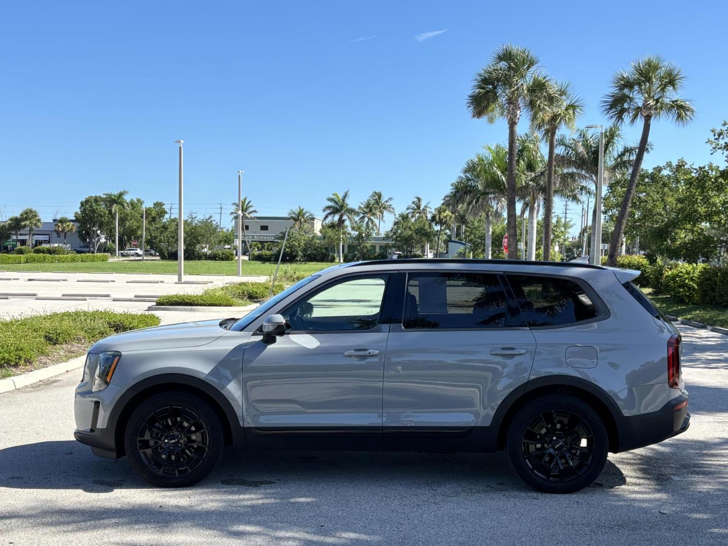 2022 GRAY /BLACK Kia Telluride EX AWD (5XYP3DHC5NG) with an 3.8L V6 DOHC 24V engine, 8A transmission, located at 11170 Summerlin Square Dr., Fort Myers Beach, FL, 33931, (239) 999-7777, 26.493546, -81.941628 - Carfax 1 Owner - Photo#7