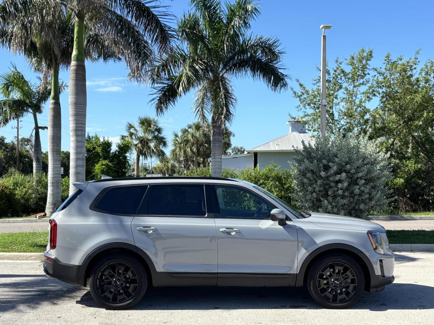 2022 GRAY /BLACK Kia Telluride EX AWD (5XYP3DHC5NG) with an 3.8L V6 DOHC 24V engine, 8A transmission, located at 11170 Summerlin Square Dr., Fort Myers Beach, FL, 33931, (239) 999-7777, 26.493546, -81.941628 - Carfax 1 Owner - Photo#3