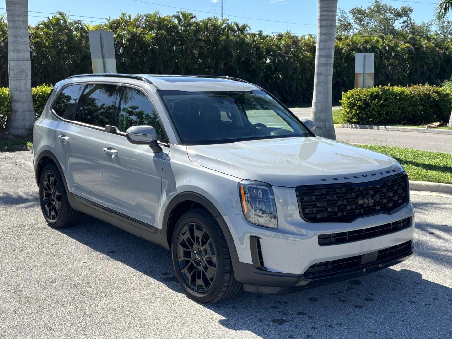 2022 GRAY /BLACK Kia Telluride EX AWD (5XYP3DHC5NG) with an 3.8L V6 DOHC 24V engine, 8A transmission, located at 11170 Summerlin Square Dr., Fort Myers Beach, FL, 33931, (239) 999-7777, 26.493546, -81.941628 - Carfax 1 Owner - Photo#2