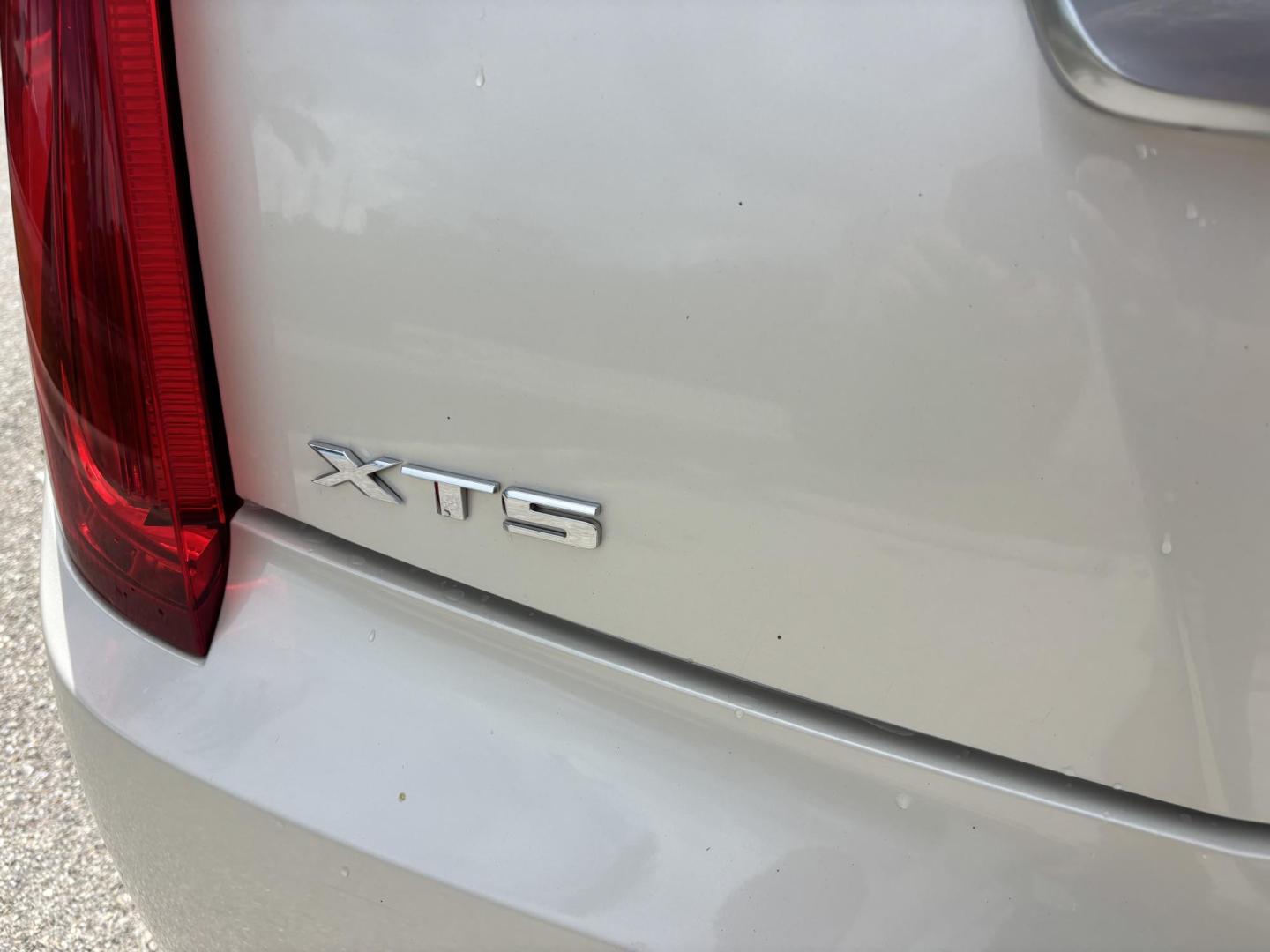 2014 WHITE /TAN Cadillac XTS Premium FWD (2G61P5S37E9) with an 3.6L V6 DOHC 24V engine, 6-Speed Automatic transmission, located at 11170 Summerlin Square Dr., Fort Myers Beach, FL, 33931, (239) 999-7777, 26.493546, -81.941628 - Carfax No Accident No Damage - Photo#44