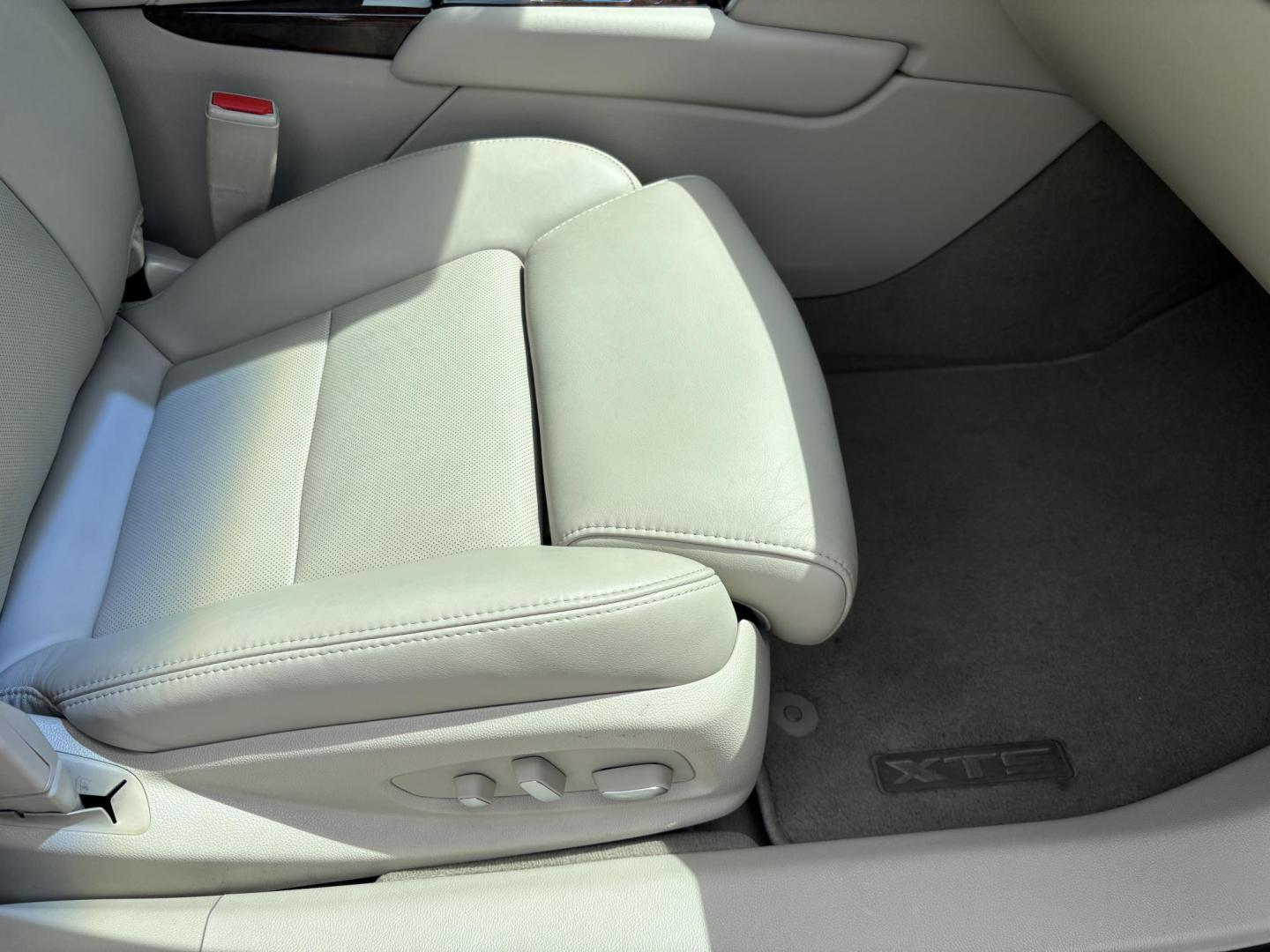 2014 WHITE /TAN Cadillac XTS Premium FWD (2G61P5S37E9) with an 3.6L V6 DOHC 24V engine, 6-Speed Automatic transmission, located at 11170 Summerlin Square Dr., Fort Myers Beach, FL, 33931, (239) 999-7777, 26.493546, -81.941628 - Carfax No Accident No Damage - Photo#15