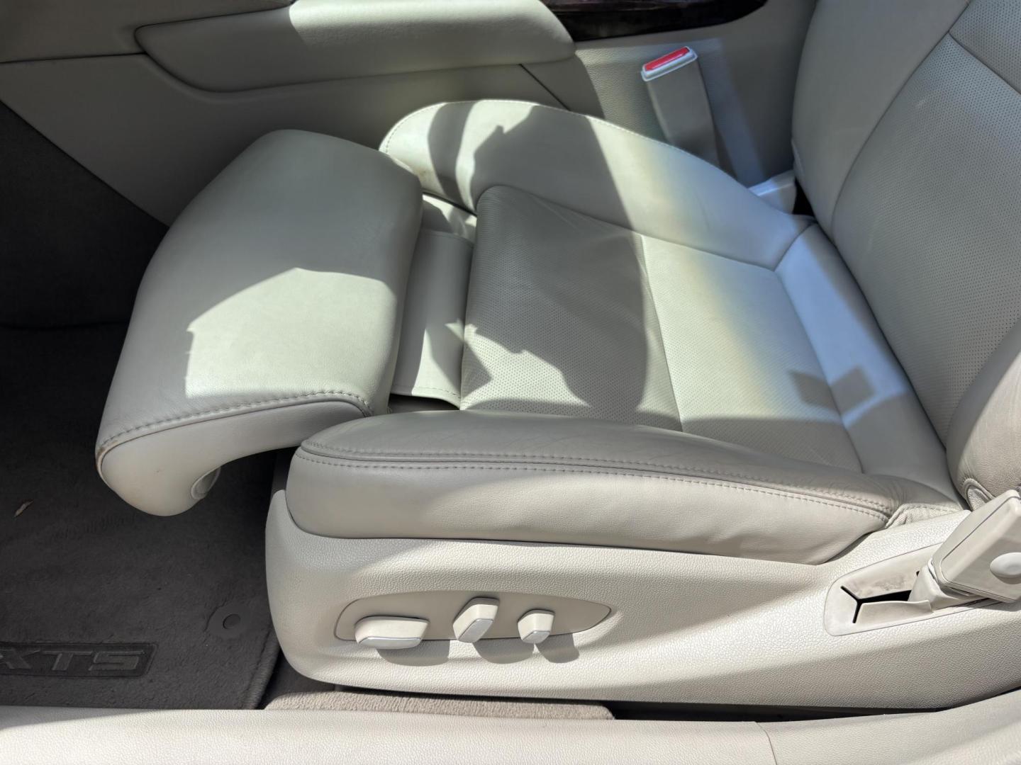 2014 WHITE /TAN Cadillac XTS Premium FWD (2G61P5S37E9) with an 3.6L V6 DOHC 24V engine, 6-Speed Automatic transmission, located at 11170 Summerlin Square Dr., Fort Myers Beach, FL, 33931, (239) 999-7777, 26.493546, -81.941628 - Carfax No Accident No Damage - Photo#10