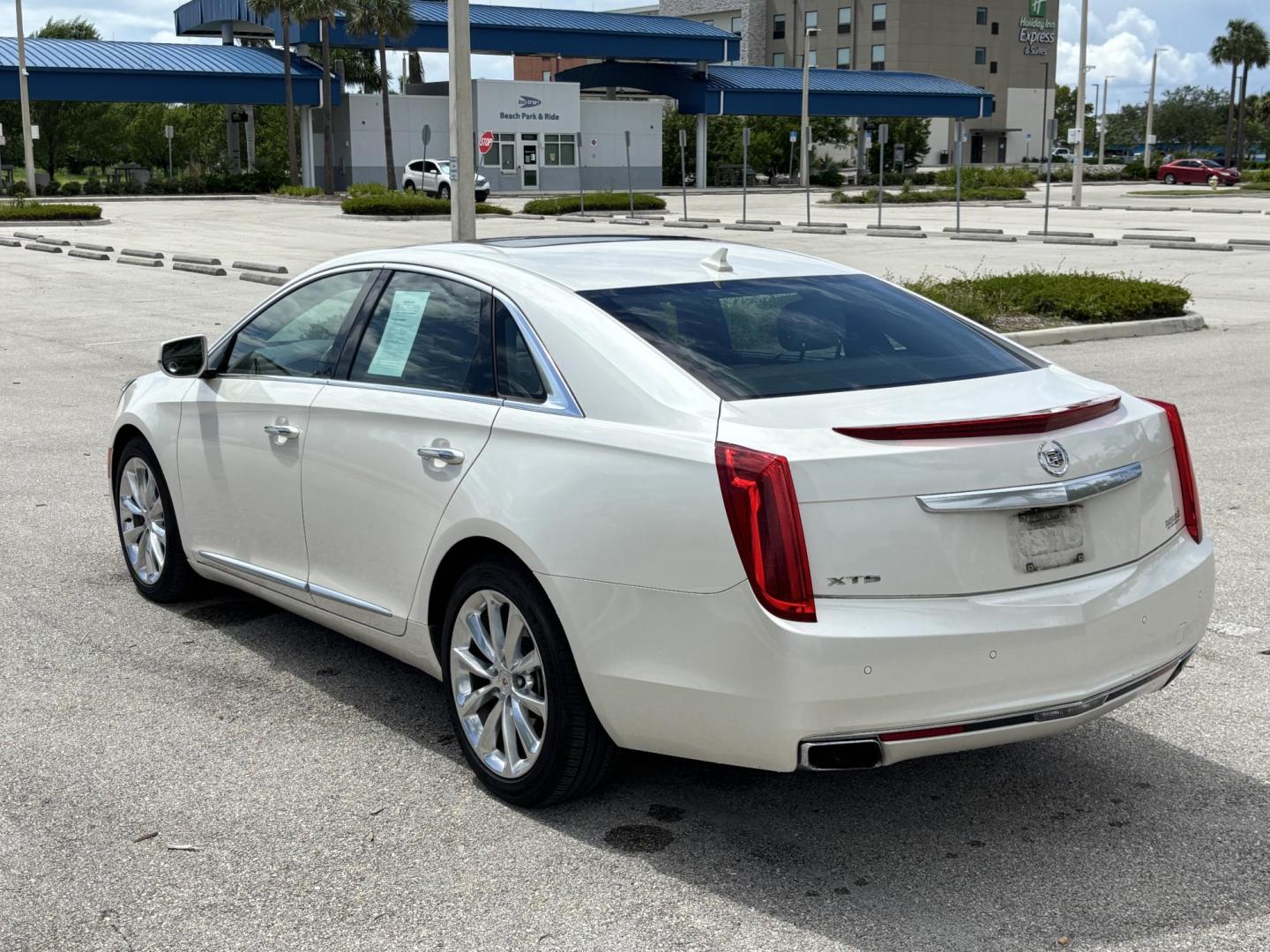 2014 WHITE /TAN Cadillac XTS Premium FWD (2G61P5S37E9) with an 3.6L V6 DOHC 24V engine, 6-Speed Automatic transmission, located at 11170 Summerlin Square Dr., Fort Myers Beach, FL, 33931, (239) 999-7777, 26.493546, -81.941628 - Carfax No Accident No Damage - Photo#4