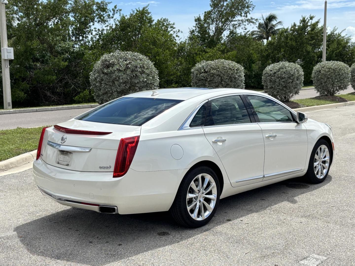 2014 WHITE /TAN Cadillac XTS Premium FWD (2G61P5S37E9) with an 3.6L V6 DOHC 24V engine, 6-Speed Automatic transmission, located at 11170 Summerlin Square Dr., Fort Myers Beach, FL, 33931, (239) 999-7777, 26.493546, -81.941628 - Carfax No Accident No Damage - Photo#6