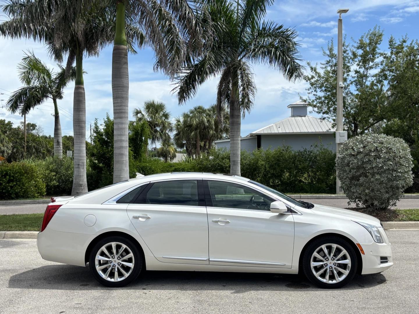 2014 WHITE /TAN Cadillac XTS Premium FWD (2G61P5S37E9) with an 3.6L V6 DOHC 24V engine, 6-Speed Automatic transmission, located at 11170 Summerlin Square Dr., Fort Myers Beach, FL, 33931, (239) 999-7777, 26.493546, -81.941628 - Carfax No Accident No Damage - Photo#3