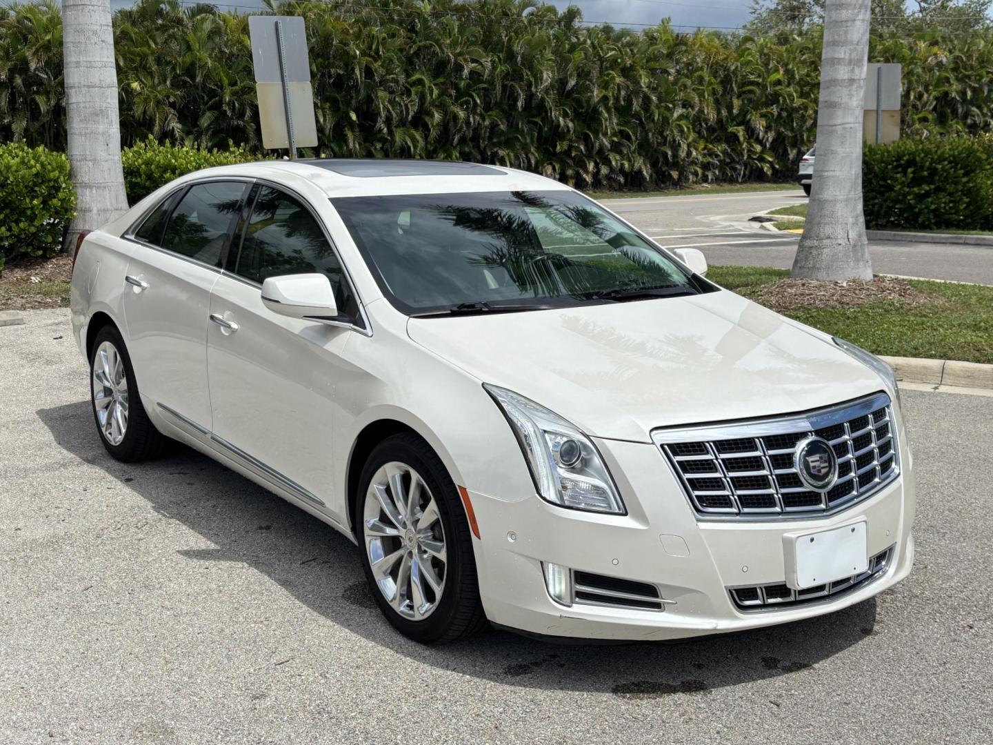 2014 WHITE /TAN Cadillac XTS Premium FWD (2G61P5S37E9) with an 3.6L V6 DOHC 24V engine, 6-Speed Automatic transmission, located at 11170 Summerlin Square Dr., Fort Myers Beach, FL, 33931, (239) 999-7777, 26.493546, -81.941628 - Carfax No Accident No Damage - Photo#2