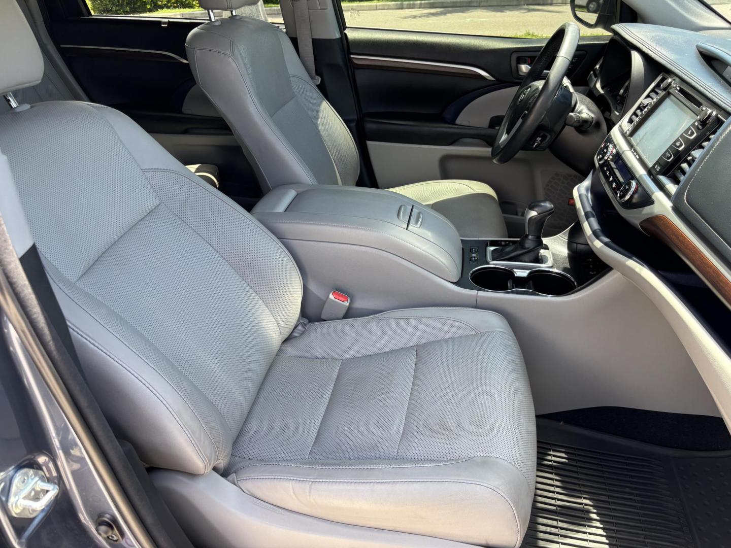 2016 BLUE /TAN Toyota Highlander Limited AWD V6 (5TDDKRFHXGS) with an 3.5L V6 DOHC 24V engine, 6A transmission, located at 11170 Summerlin Square Dr., Fort Myers Beach, FL, 33931, (239) 999-7777, 26.493546, -81.941628 - Carfax No Damage No Accidents 1 Owner 3rd Row Blind Spot Monitoring AWD New Tires Back Up Camera Bluetooth Navigation Lane Detection Warning - Photo#17