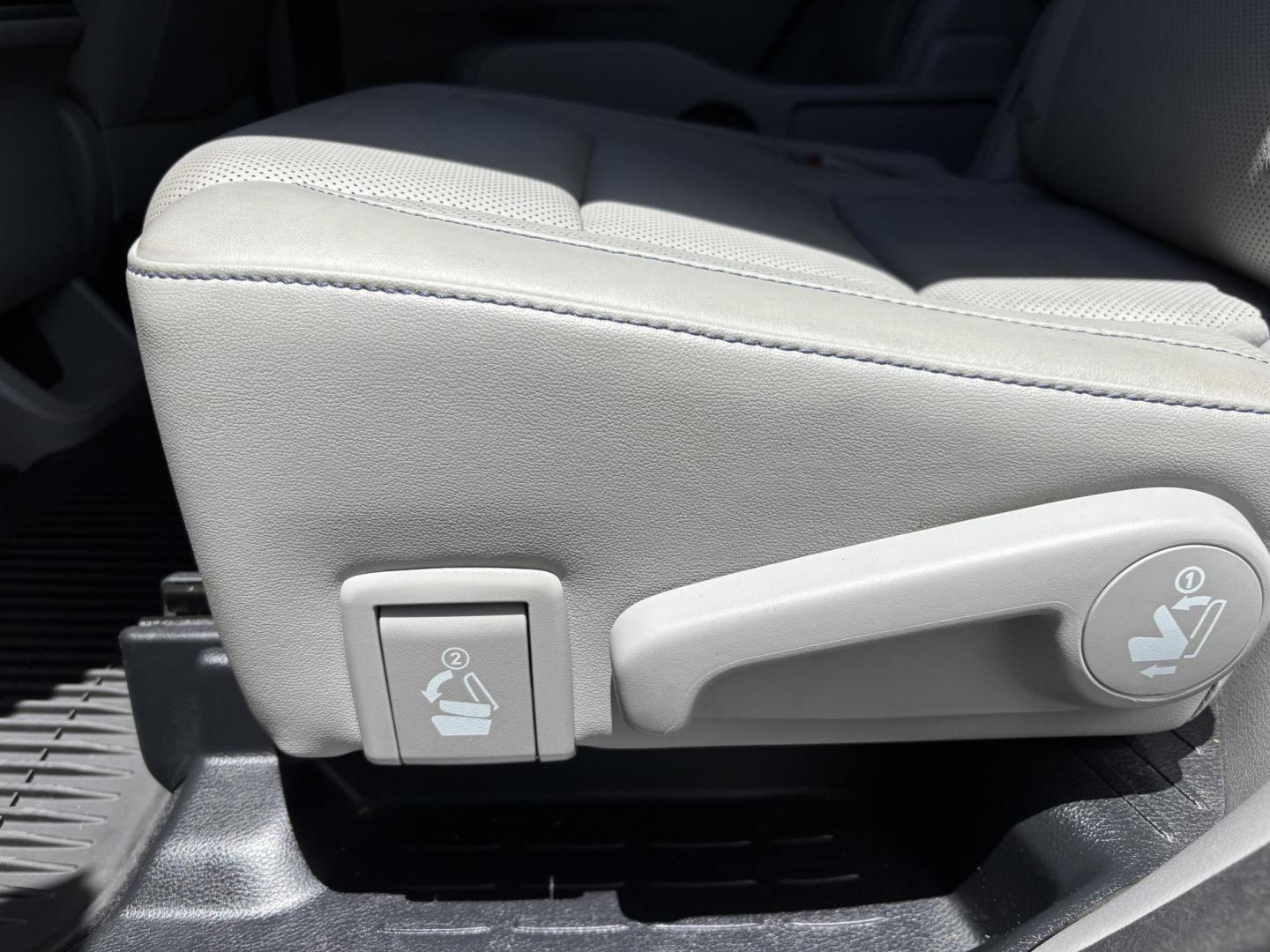 2016 BLUE /TAN Toyota Highlander Limited AWD V6 (5TDDKRFHXGS) with an 3.5L V6 DOHC 24V engine, 6A transmission, located at 11170 Summerlin Square Dr., Fort Myers Beach, FL, 33931, (239) 999-7777, 26.493546, -81.941628 - Carfax No Damage No Accidents 1 Owner 3rd Row Blind Spot Monitoring AWD New Tires Back Up Camera Bluetooth Navigation Lane Detection Warning - Photo#21