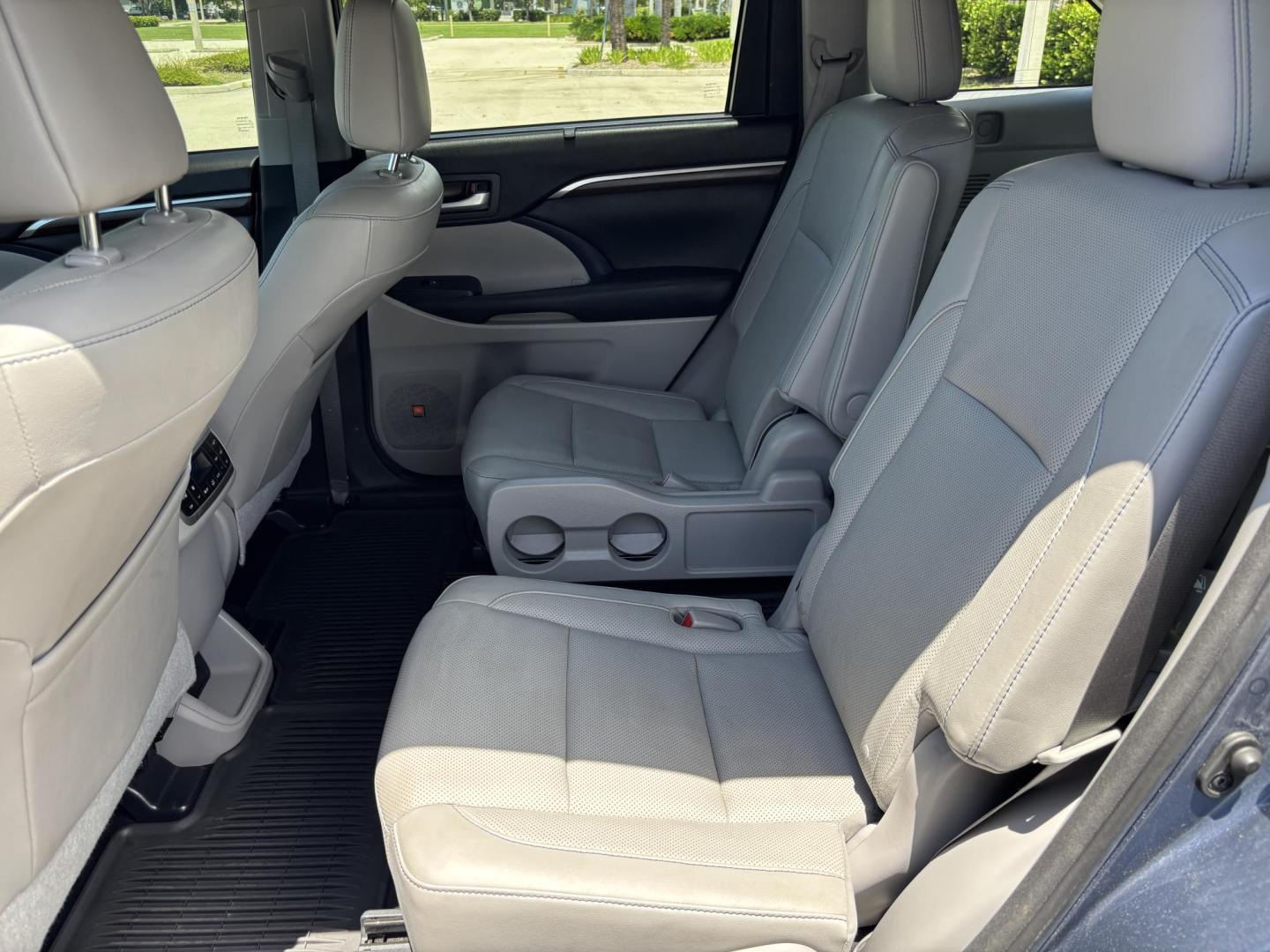 2016 BLUE /TAN Toyota Highlander Limited AWD V6 (5TDDKRFHXGS) with an 3.5L V6 DOHC 24V engine, 6A transmission, located at 11170 Summerlin Square Dr., Fort Myers Beach, FL, 33931, (239) 999-7777, 26.493546, -81.941628 - Carfax No Damage No Accidents 1 Owner 3rd Row Blind Spot Monitoring AWD New Tires Back Up Camera Bluetooth Navigation Lane Detection Warning - Photo#23