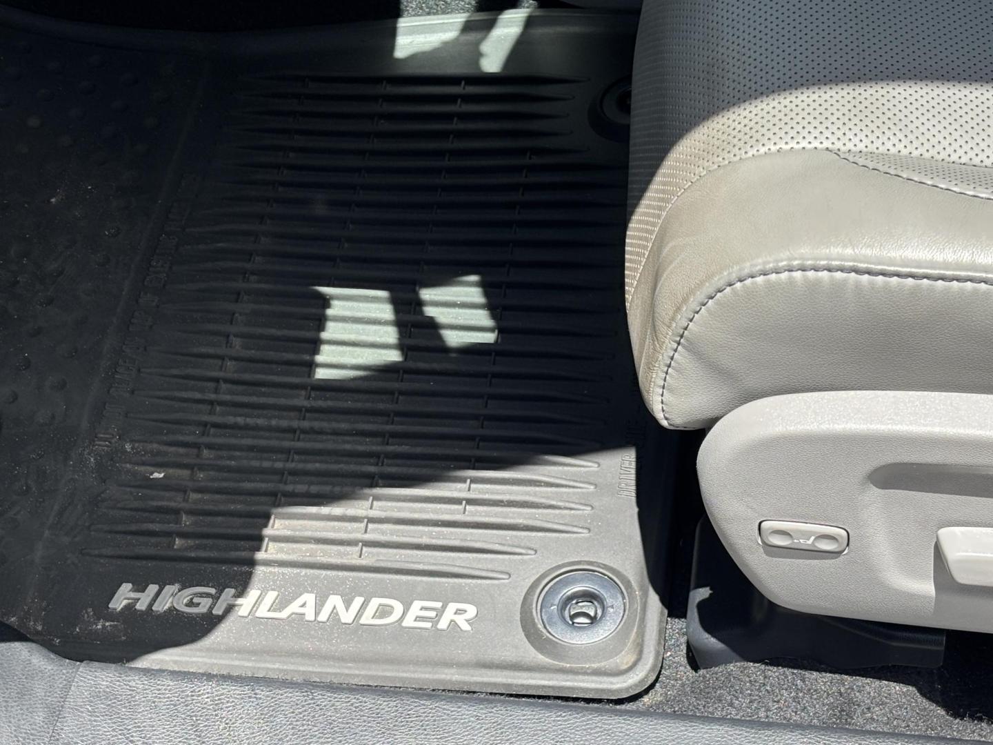 2016 BLUE /TAN Toyota Highlander Limited AWD V6 (5TDDKRFHXGS) with an 3.5L V6 DOHC 24V engine, 6A transmission, located at 11170 Summerlin Square Dr., Fort Myers Beach, FL, 33931, (239) 999-7777, 26.493546, -81.941628 - Carfax No Damage No Accidents 1 Owner 3rd Row Blind Spot Monitoring AWD New Tires Back Up Camera Bluetooth Navigation Lane Detection Warning - Photo#20