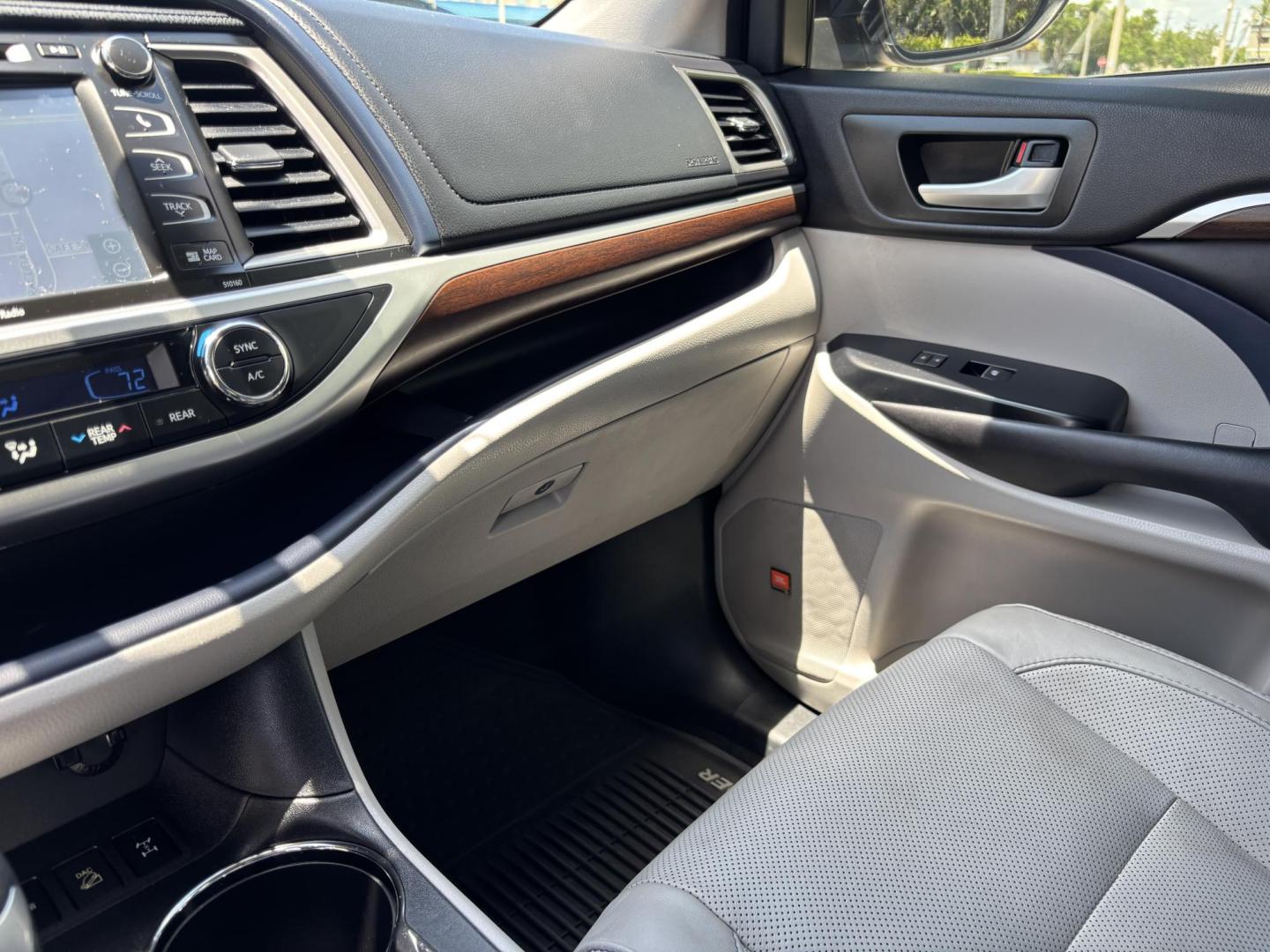 2016 BLUE /TAN Toyota Highlander Limited AWD V6 (5TDDKRFHXGS) with an 3.5L V6 DOHC 24V engine, 6A transmission, located at 11170 Summerlin Square Dr., Fort Myers Beach, FL, 33931, (239) 999-7777, 26.493546, -81.941628 - Carfax No Damage No Accidents 1 Owner 3rd Row Blind Spot Monitoring AWD New Tires Back Up Camera Bluetooth Navigation Lane Detection Warning - Photo#16
