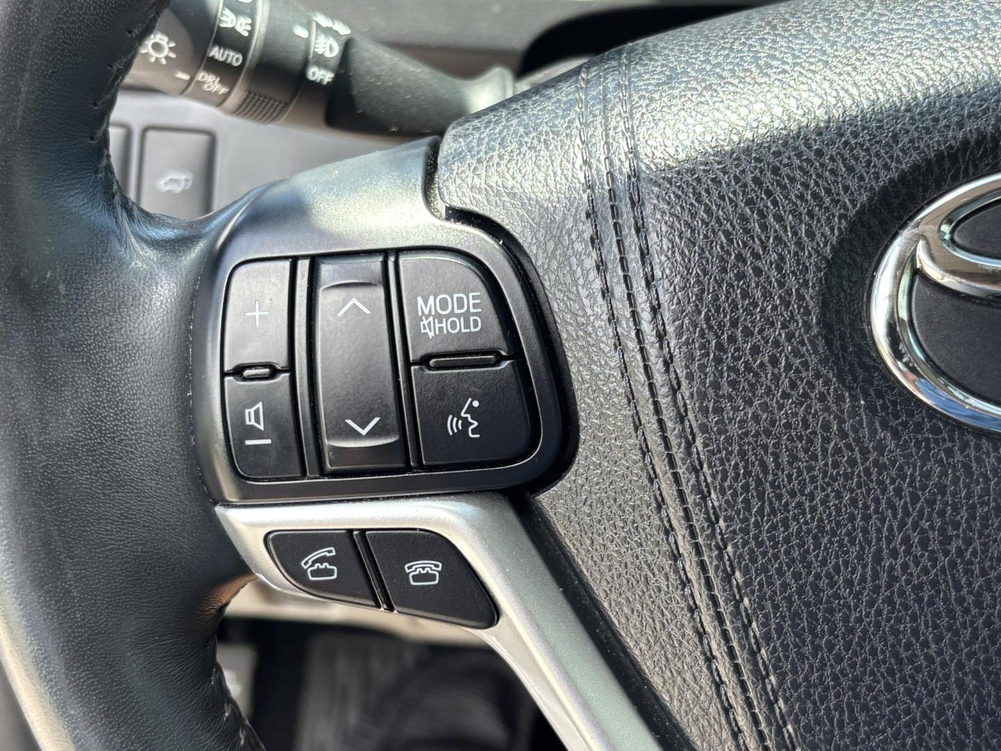 2016 BLUE /TAN Toyota Highlander Limited AWD V6 (5TDDKRFHXGS) with an 3.5L V6 DOHC 24V engine, 6A transmission, located at 11170 Summerlin Square Dr., Fort Myers Beach, FL, 33931, (239) 999-7777, 26.493546, -81.941628 - Carfax No Damage No Accidents 1 Owner 3rd Row Blind Spot Monitoring AWD New Tires Back Up Camera Bluetooth Navigation Lane Detection Warning - Photo#31