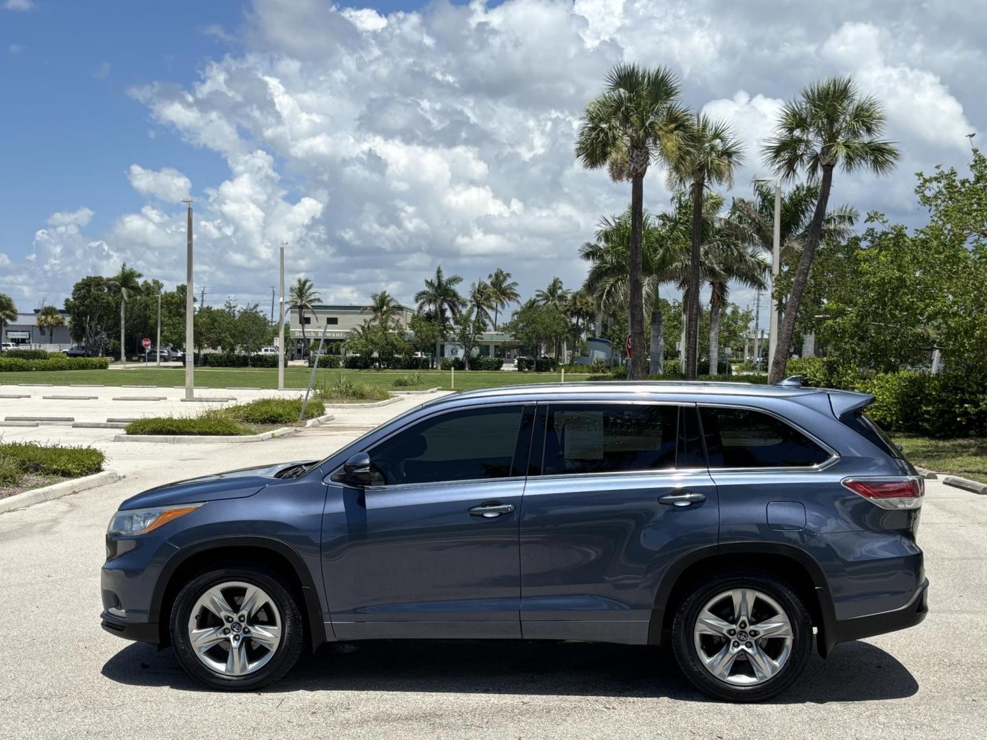 2016 BLUE /TAN Toyota Highlander Limited AWD V6 (5TDDKRFHXGS) with an 3.5L V6 DOHC 24V engine, 6A transmission, located at 11170 Summerlin Square Dr., Fort Myers Beach, FL, 33931, (239) 999-7777, 26.493546, -81.941628 - Carfax No Damage No Accidents 1 Owner 3rd Row Blind Spot Monitoring AWD New Tires Back Up Camera Bluetooth Navigation Lane Detection Warning - Photo#7