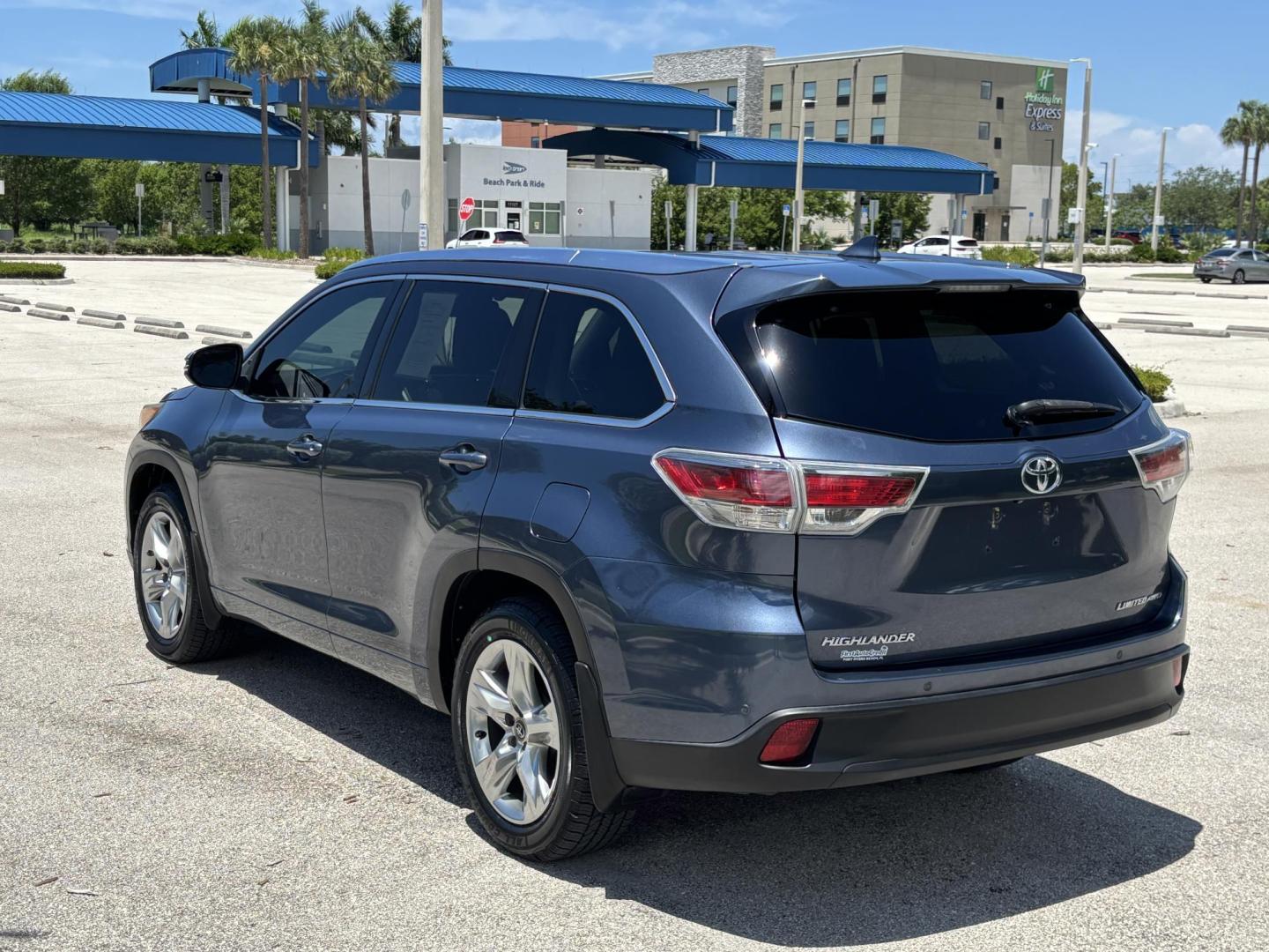 2016 BLUE /TAN Toyota Highlander Limited AWD V6 (5TDDKRFHXGS) with an 3.5L V6 DOHC 24V engine, 6A transmission, located at 11170 Summerlin Square Dr., Fort Myers Beach, FL, 33931, (239) 999-7777, 26.493546, -81.941628 - Carfax No Damage No Accidents 1 Owner 3rd Row Blind Spot Monitoring AWD New Tires Back Up Camera Bluetooth Navigation Lane Detection Warning - Photo#4
