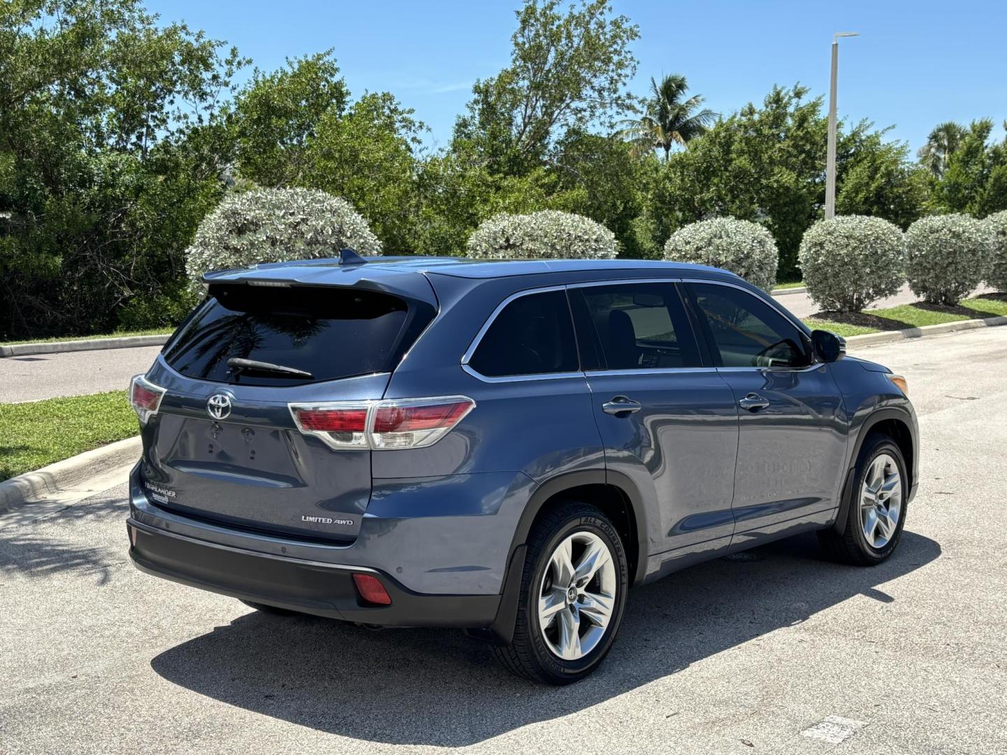 2016 BLUE /TAN Toyota Highlander Limited AWD V6 (5TDDKRFHXGS) with an 3.5L V6 DOHC 24V engine, 6A transmission, located at 11170 Summerlin Square Dr., Fort Myers Beach, FL, 33931, (239) 999-7777, 26.493546, -81.941628 - Carfax No Damage No Accidents 1 Owner 3rd Row Blind Spot Monitoring AWD New Tires Back Up Camera Bluetooth Navigation Lane Detection Warning - Photo#6