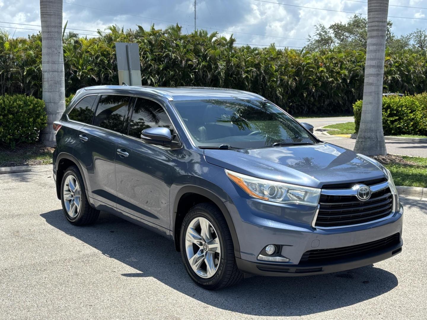 2016 BLUE /TAN Toyota Highlander Limited AWD V6 (5TDDKRFHXGS) with an 3.5L V6 DOHC 24V engine, 6A transmission, located at 11170 Summerlin Square Dr., Fort Myers Beach, FL, 33931, (239) 999-7777, 26.493546, -81.941628 - Carfax No Damage No Accidents 1 Owner 3rd Row Blind Spot Monitoring AWD New Tires Back Up Camera Bluetooth Navigation Lane Detection Warning - Photo#2