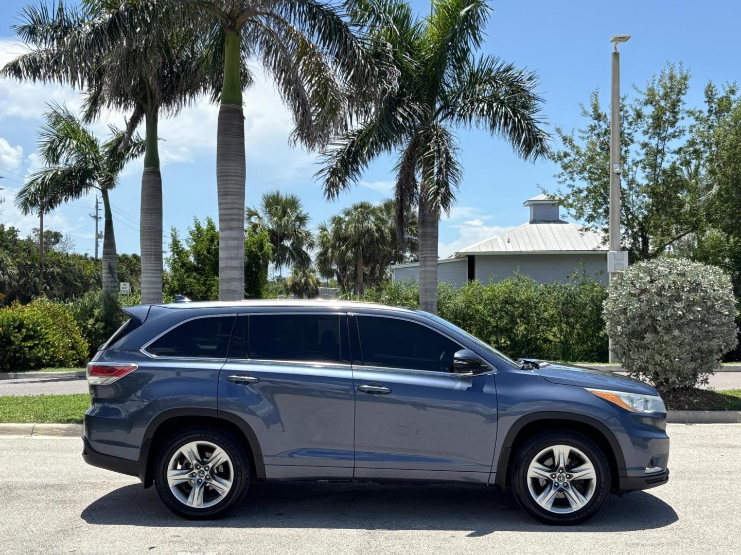 2016 BLUE /TAN Toyota Highlander Limited AWD V6 (5TDDKRFHXGS) with an 3.5L V6 DOHC 24V engine, 6A transmission, located at 11170 Summerlin Square Dr., Fort Myers Beach, FL, 33931, (239) 999-7777, 26.493546, -81.941628 - Carfax No Damage No Accidents 1 Owner 3rd Row Blind Spot Monitoring AWD New Tires Back Up Camera Bluetooth Navigation Lane Detection Warning - Photo#3